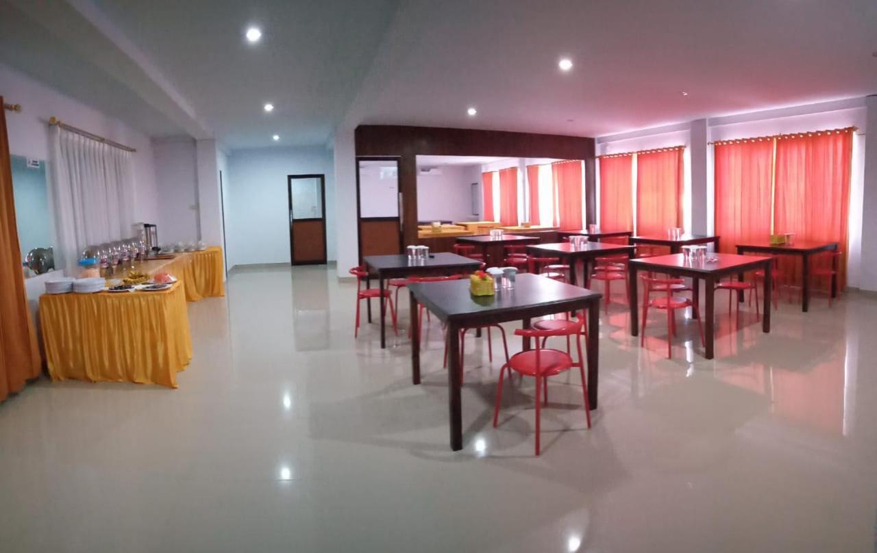 Hotel Meganita Mamuju 외부 사진